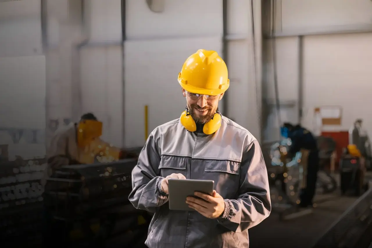 Employees in a factory hall on a tablet