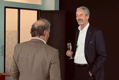 Eröffnung der Geschäftsstelle München Michael Flunkert in conversation with a guest