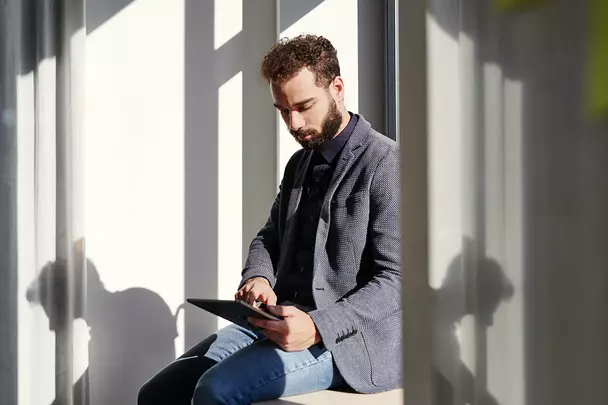 Felix works in product management Babtec employee Felix at the tablet