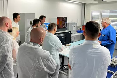An employee gives a tour of the Polycontact AG laboratory. Tour of the Polycontact AG laboratory