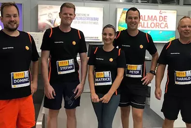 From the cloud straight to the runway! The Babtec team at the second DHL Airport Night Run in Babtec T-shirts