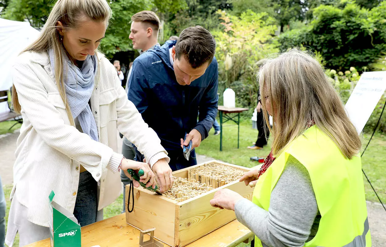 Station in the wild bee workshop